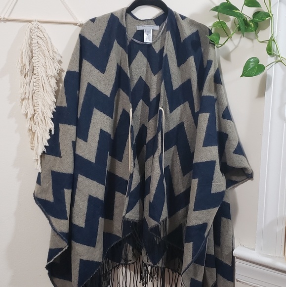 Andrew Marc Jackets & Blazers - 💕Fringed Wrap Shawl Poncho